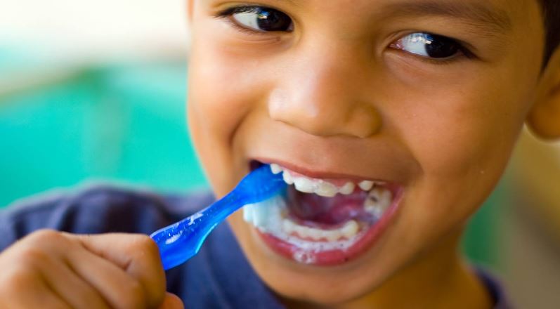Tips for Teaching Kids the Right Way to Brush Their Teeth