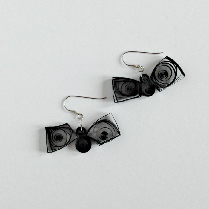 diy-paper-quilled-bat-earrings