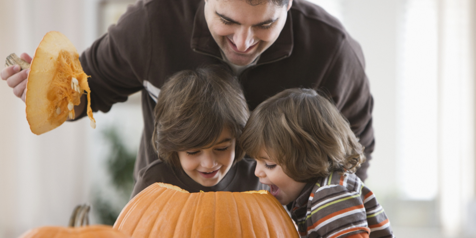 4-fun-ways-to-let-your-kids-help-with-the-halloween-decorations