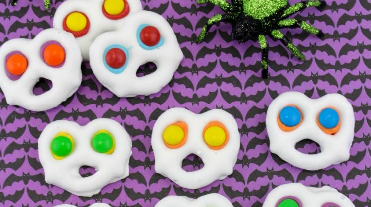 Screaming Ghost Pretzels for the Perfect Halloween Treat!