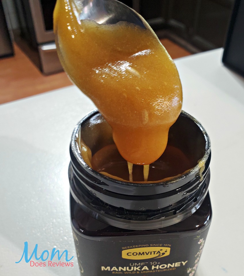 Manuka honey on spoon