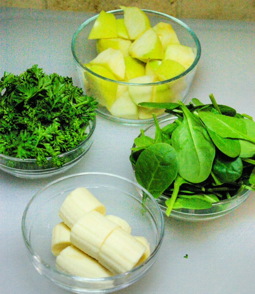 How to Make Banana, Apple and Spinach Frozen Dog Treats or Smoothie for You!