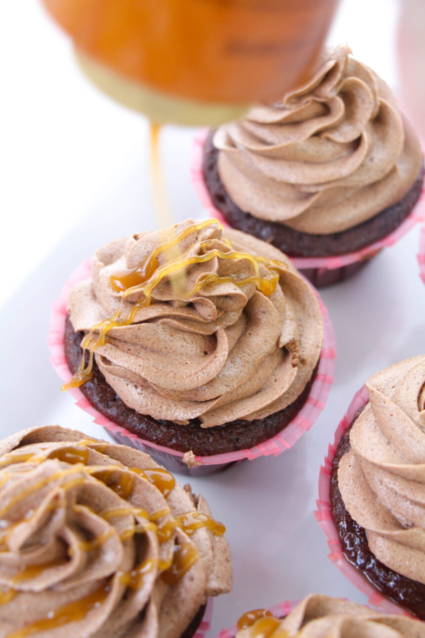 Easy Caramel Pecan #Cupcakes #turtlecupcakes #caramelpecancupcakes #recipe