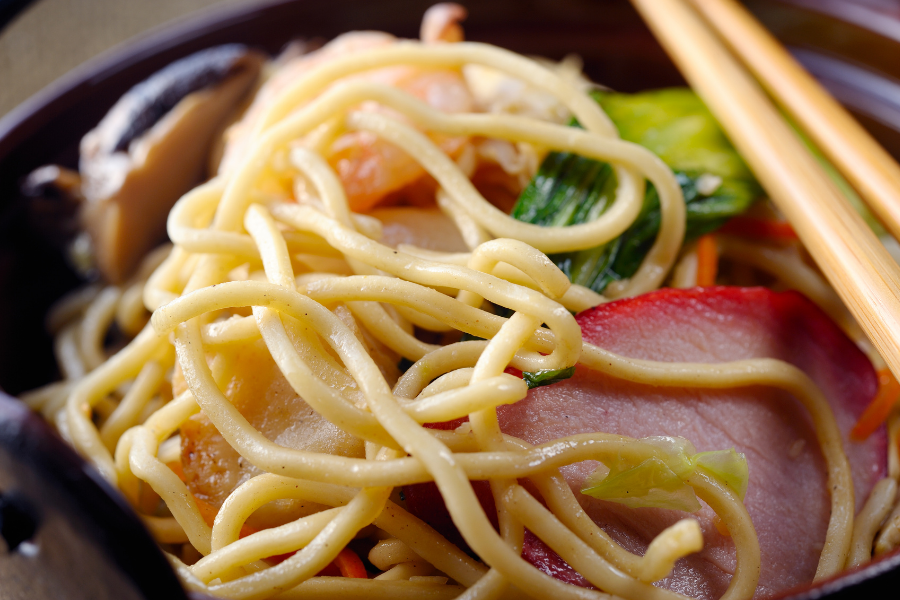 Lo Mein Vs. Chow Mein: Which Noodles Can Be Whipped Easily?
