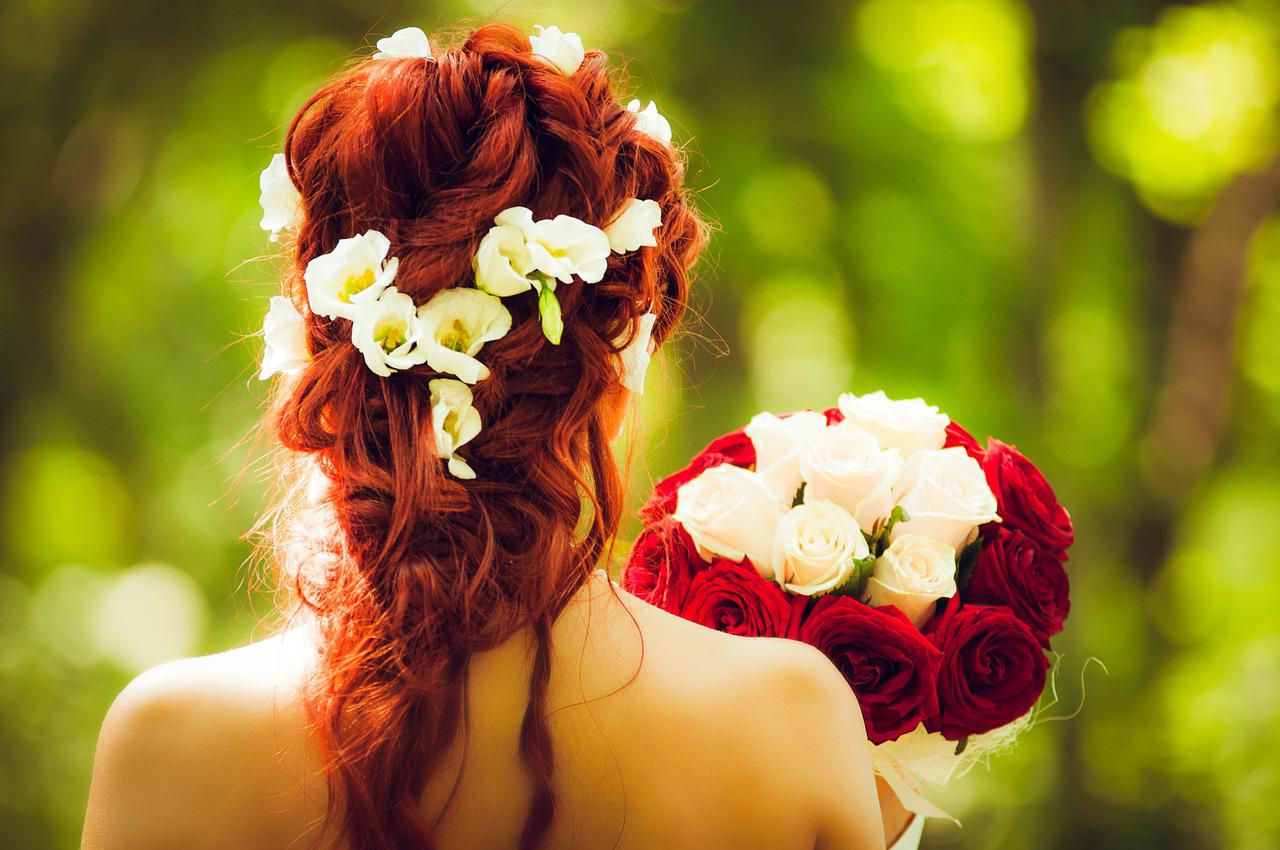 Redhead bride wedding flowers