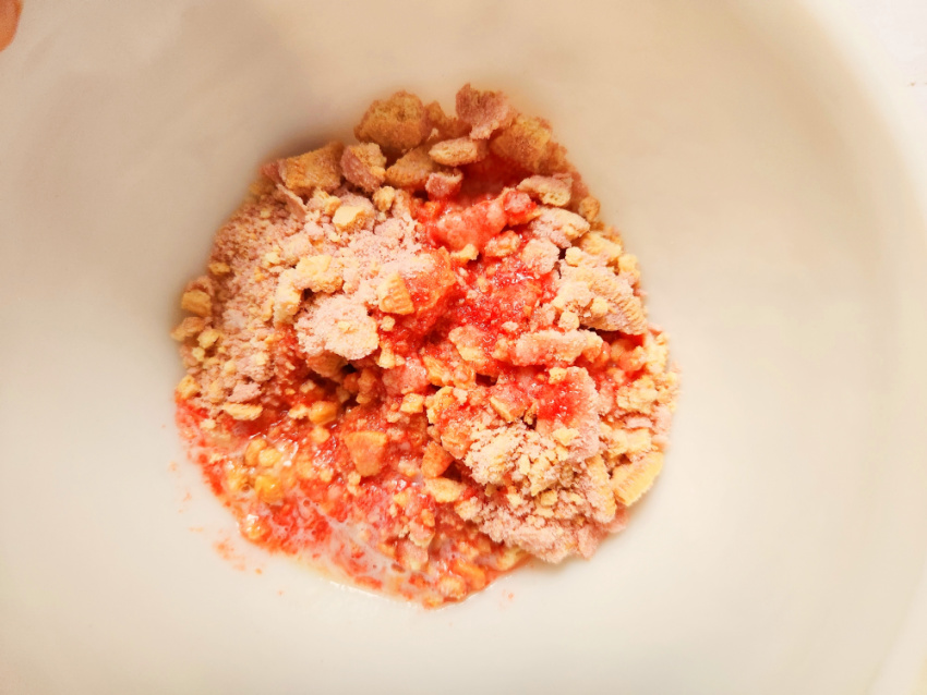 Strawberry Crunch Cookies topping process