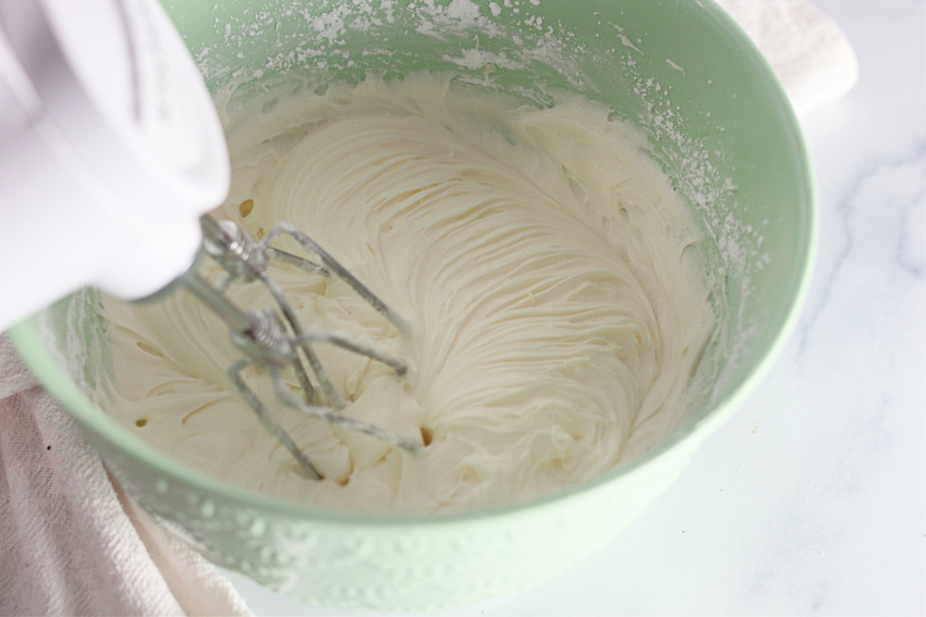 Lemon Crazy Cake - frosting process