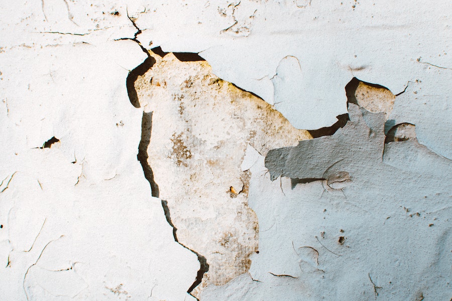 cracks in wall 