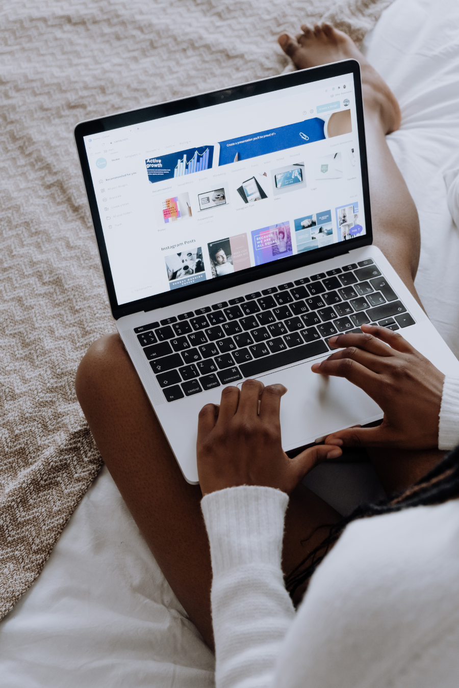laptop on woman's legs website open