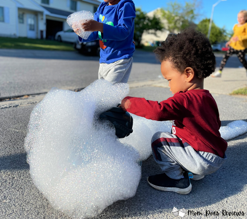 boy playing with Föm Mania foam