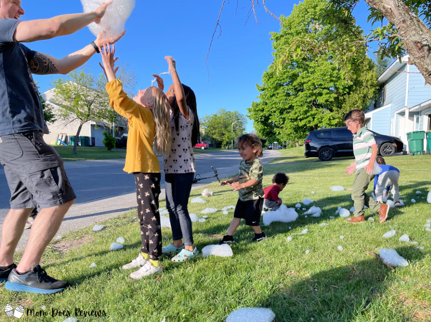 kids playing with Föm Mania foam machine