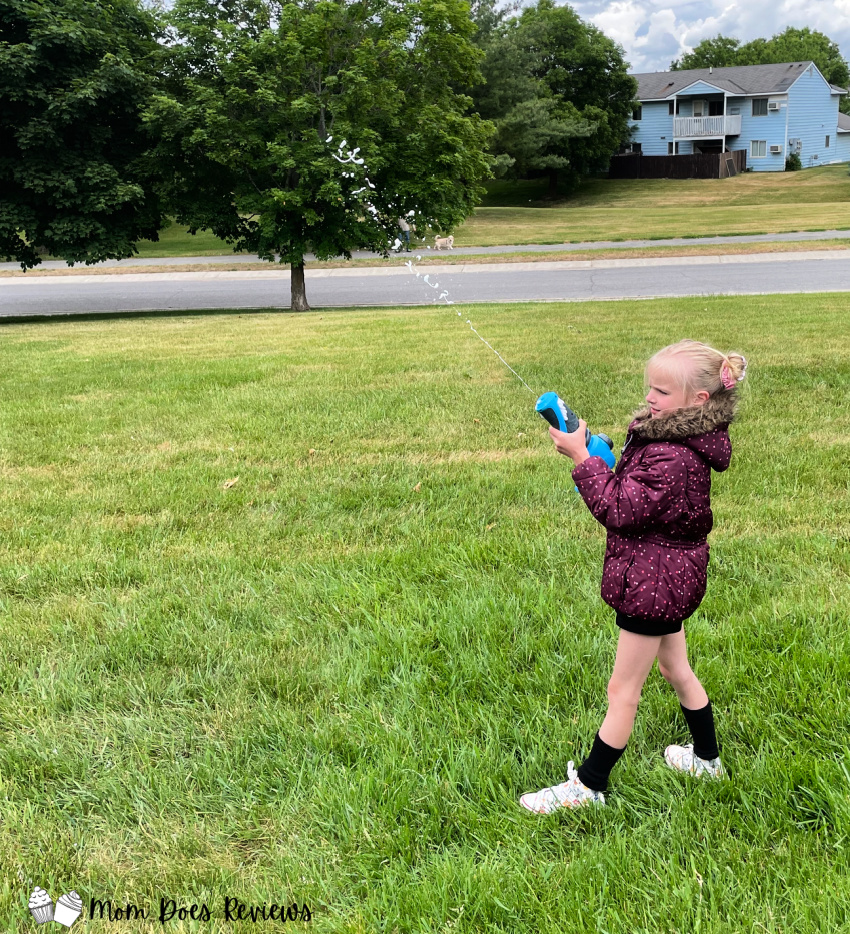 girl shooting Föm Mania foam gun