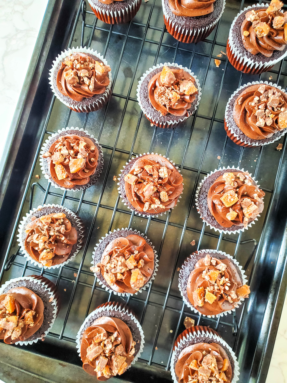 Chocolate Caramel Candy Bar Cupcakes
