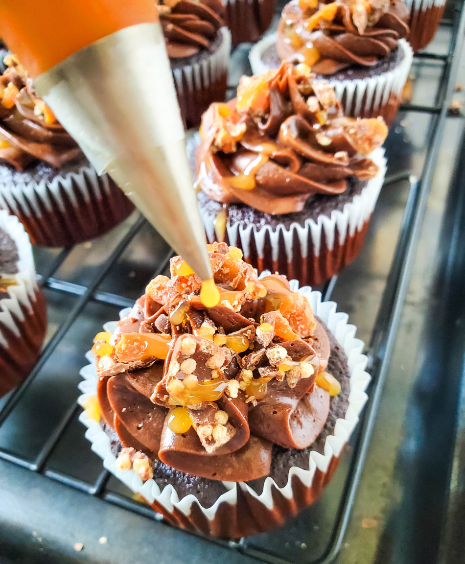 Chocolate Caramel Candy Bar Cupcakes