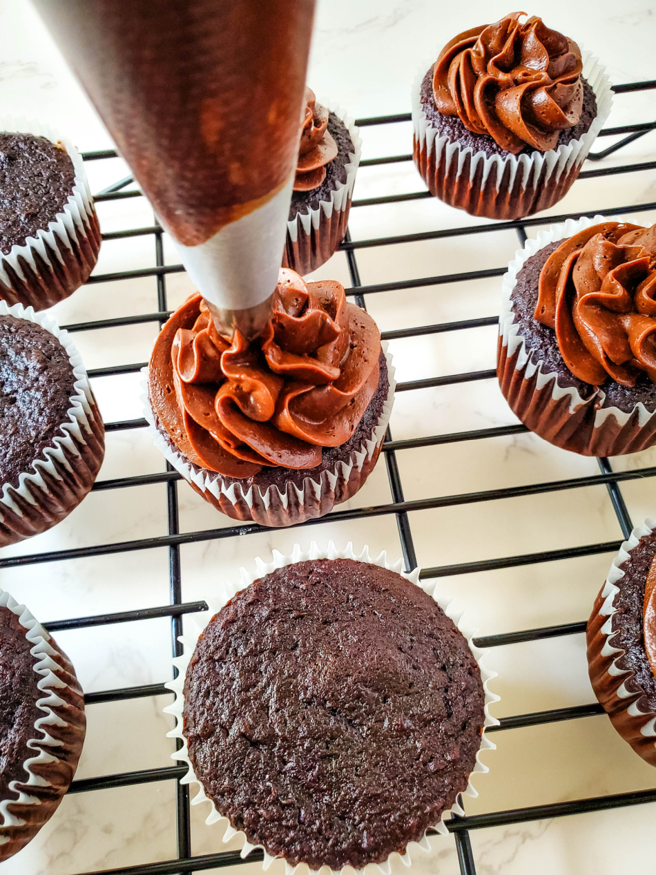 Chocolate Caramel Candy Bar Cupcakes