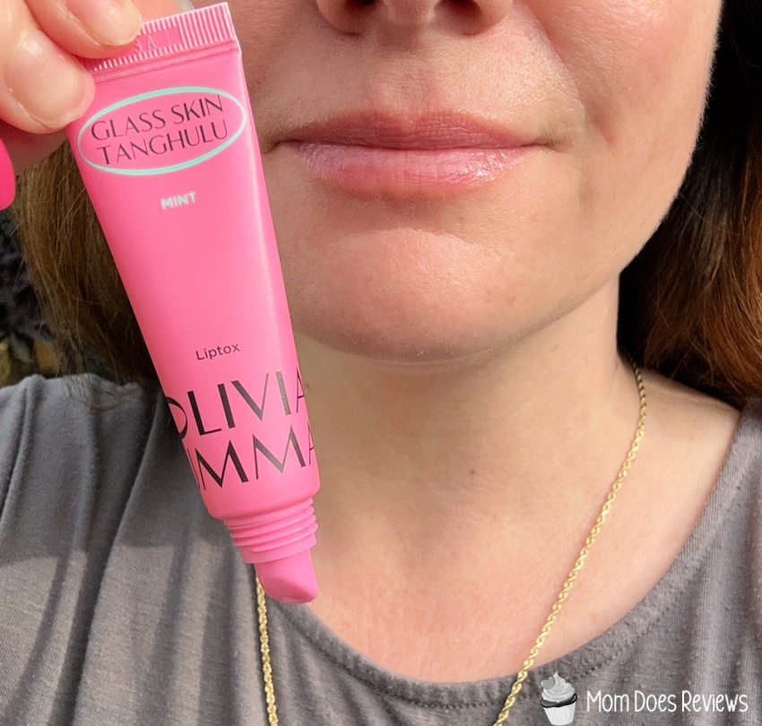 woman using oliviaumma lip gloss