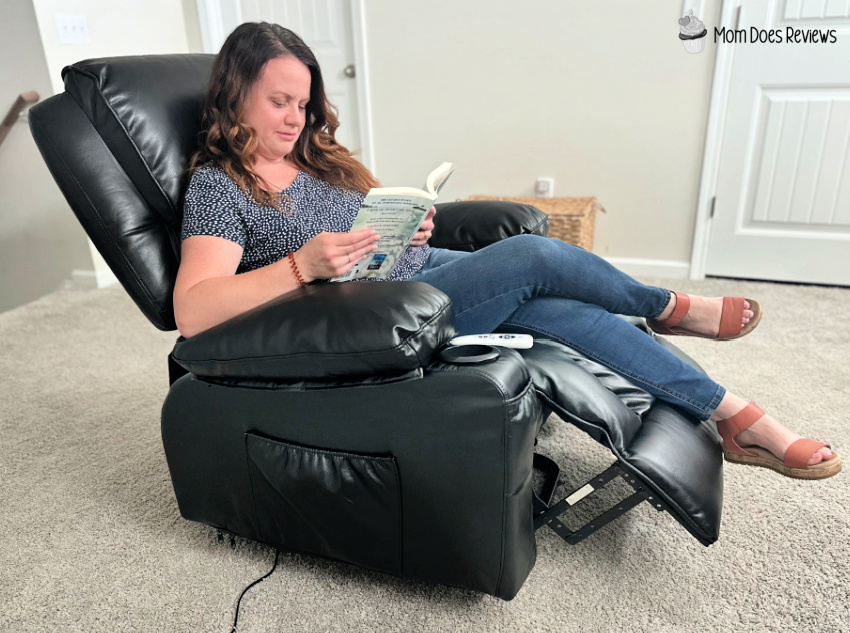 woman in FlexiSpot chair