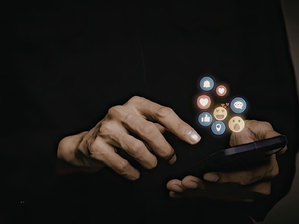 hands with phone
