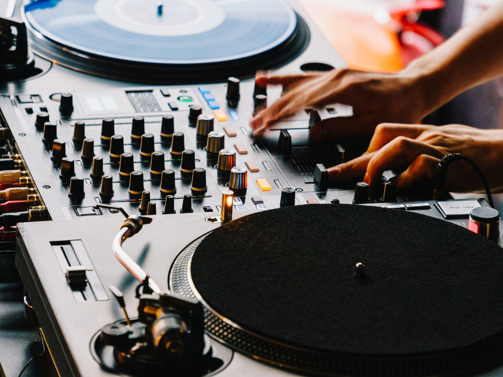 DJ