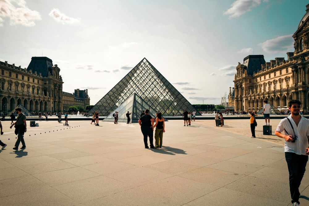 people around the louvre