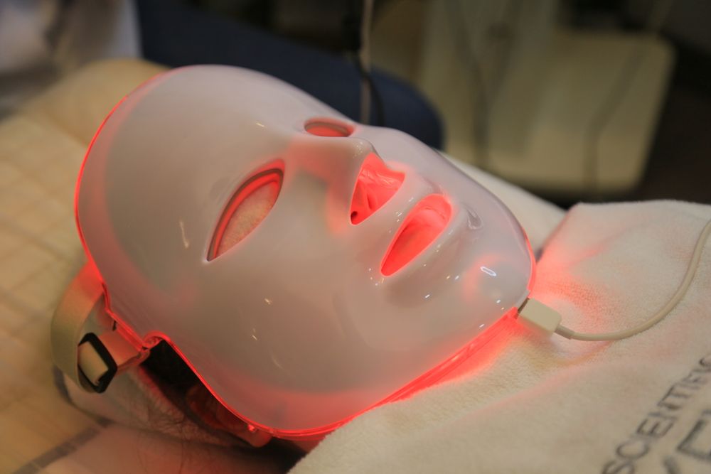 red light face mask