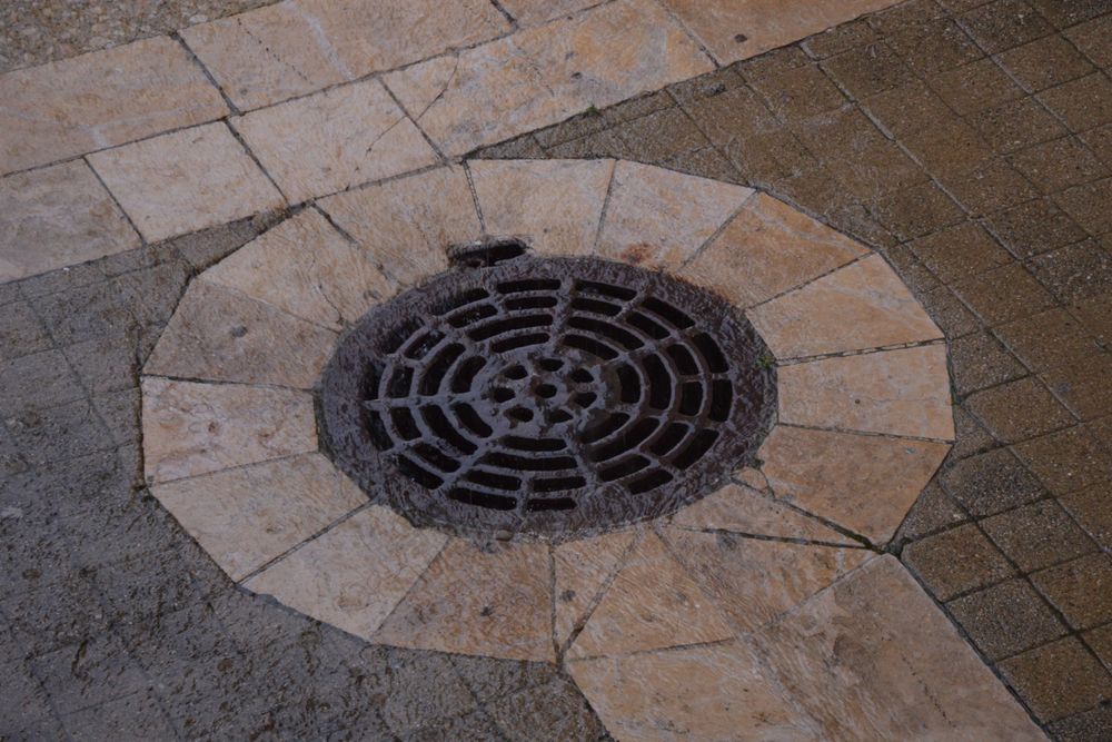 drain in sidewalk